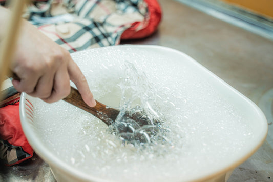 ダウンに付いた食べこぼしは拭き取るだけで大丈夫?正しい対処法を紹介