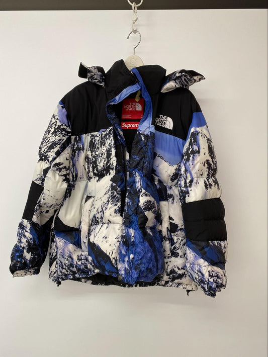 高級ダウンクリーニング実例・ノースフェイスとSupremeのコラボダウンジャケット