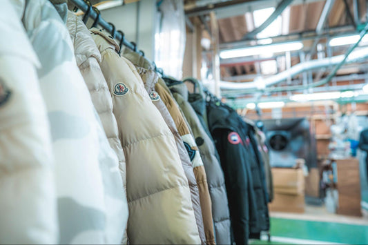 高級ダウンのクリーニングのタイミングを解説